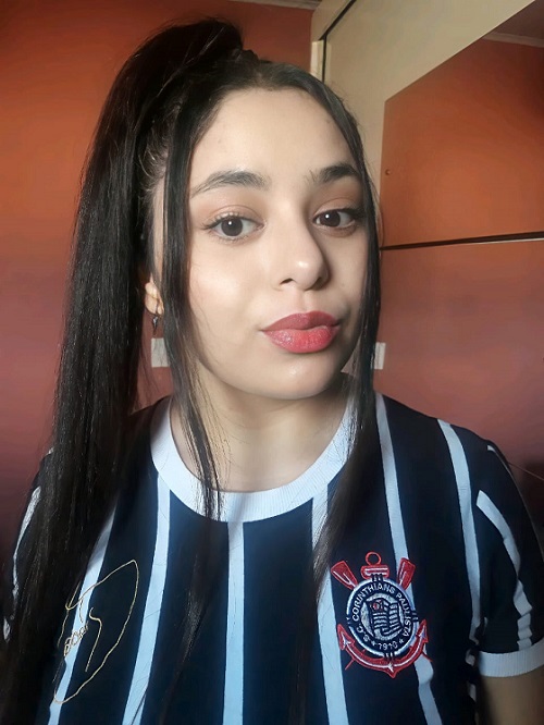 A corinthiana Bianca Góes faz selfie com a camisa do seu time